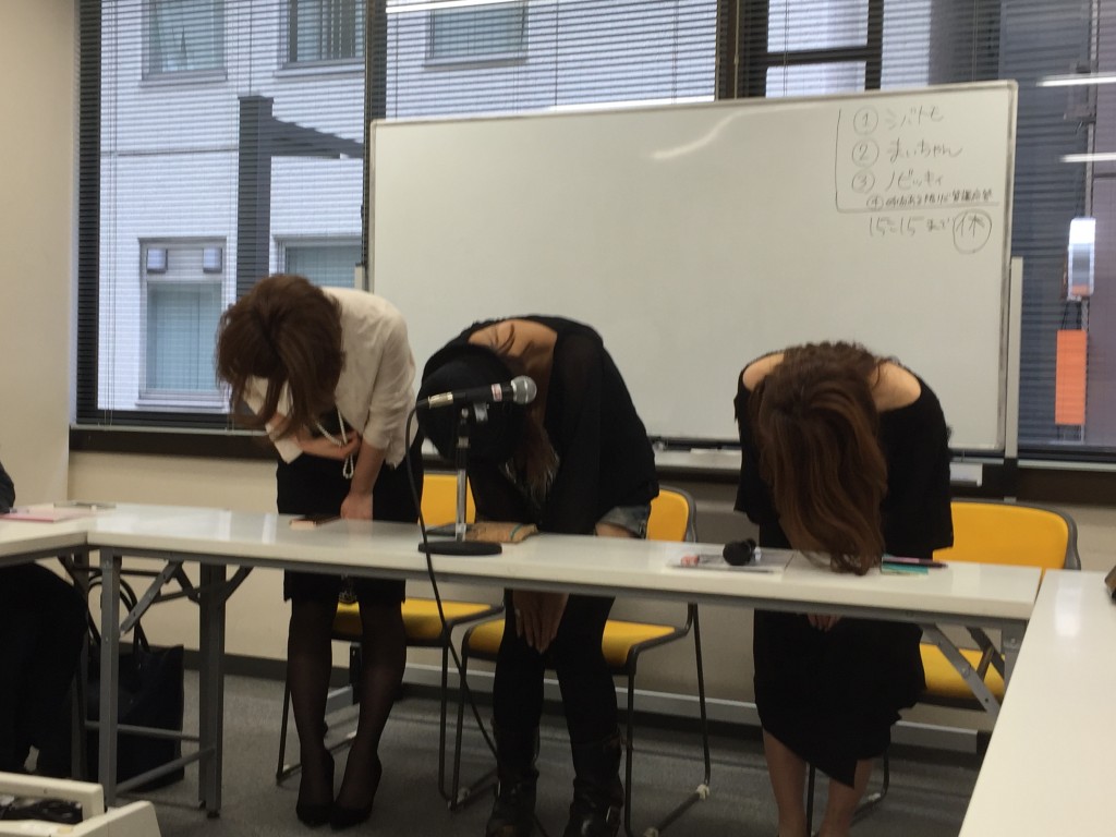 セミナー終了後にふかぶかと謝る三人♡