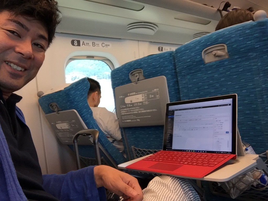 新幹線にて移動中にサーフェイスにてブログ書いてます。軽くてとても便利！