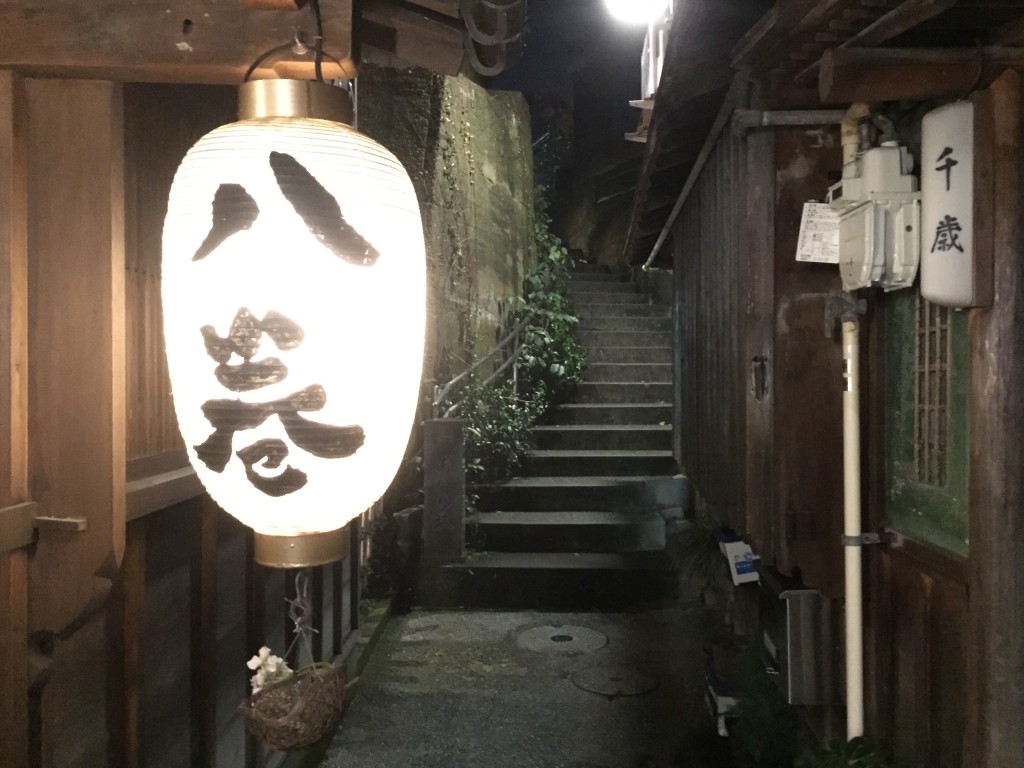 写真は石川県の夜の主計町。