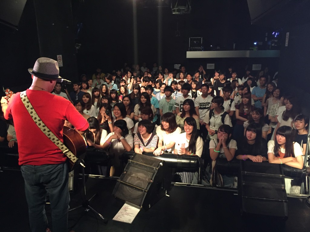 渋谷REXに集まった121人を前に堂々と歌う川ちゃん。かっこいいわ!!